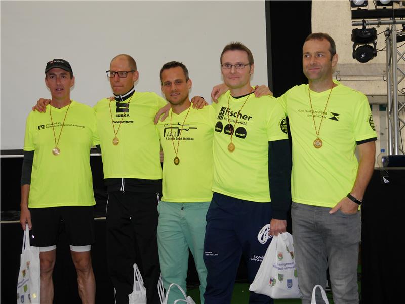 Andreas Subei (von links), Pascal van der Heijden, Andreas Ewald, Udo Feindt und Daniel Jahnke liefen 24 Stunden und 244 Kilometer durch Oldendorf.