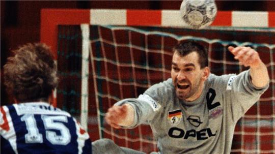 Andreas Thiel wird wegen seiner unglaublichen Reflexe „Der Hexer“ genannt. Heute ist er Abteilungsleiter bei Bayer Leverkusen und Ligavorsitzender.