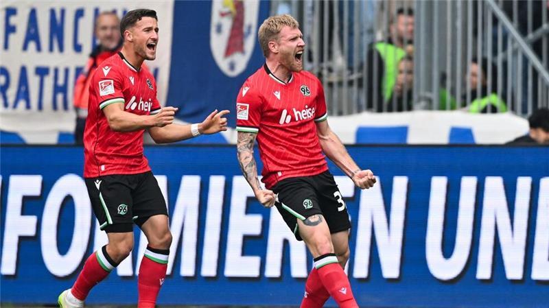 Hannover 96 bringt Magdeburg die erste Heimniederlage bei Andreas Voglsammer (r) brachte Hannover mit einem Doppelpack früh in Führung.