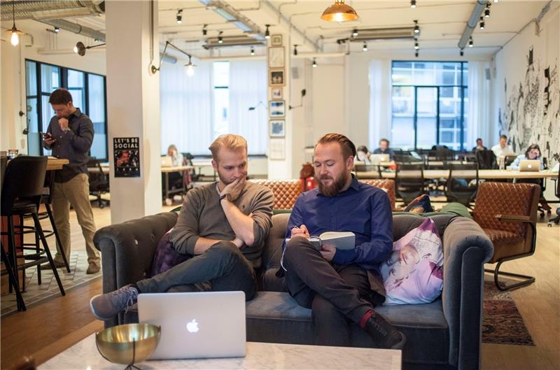 Andreas Wegelin (links) und Waldemar Wegelin machten sich Anfang des Jahres mit der „Tastillery“ selbstständig, seitdem haben sie ihr Büro im „Alten Klöpperhaus“. Fotos Jonas Völpel
