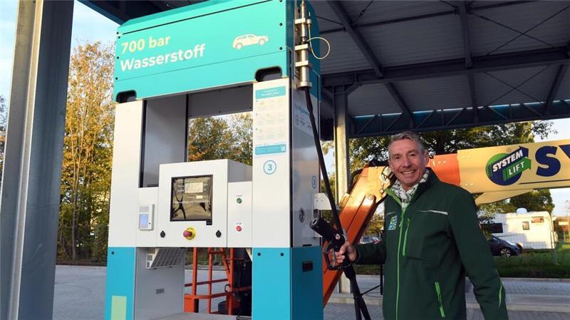 Andreas Wellbrock von Green Fuels zeigt eine Zapfsäule.