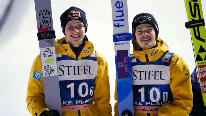 Andreas Wellinger (l) und Philipp Raimund aus Deutschland belegen beim Super-Team-Event in Lake Placid den zweiten Platz.