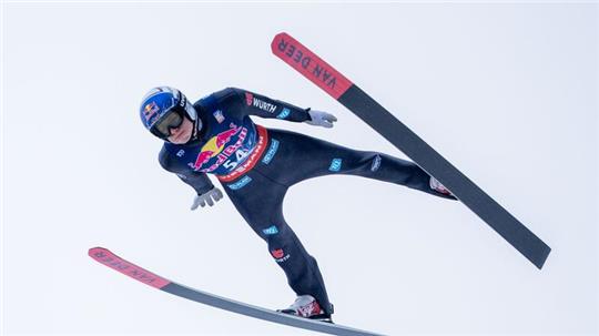 Andreas Wellinger liegt zur Halbzeit der Skiflug-WM am Kulm auf Platz vier.