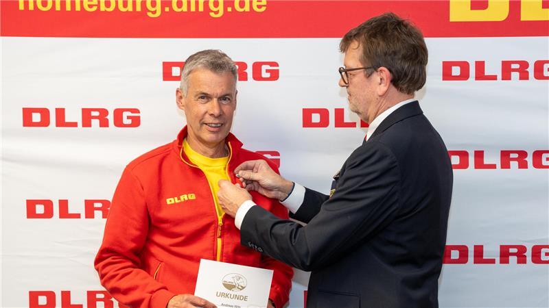 Andreas Witz wird von Rainer Bohmbach für 50 Jahre aktive Mitgliedschaft ausgezeichnet.