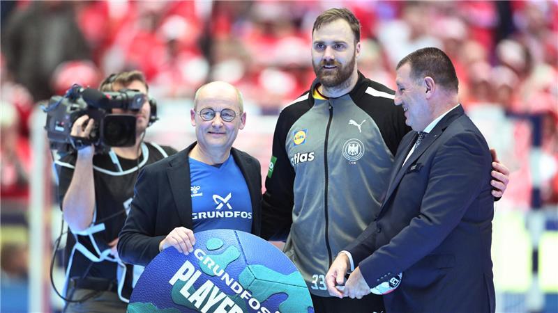 Andreas Wolff (M, Deutschland) wird als "Player of the match" geehrt.