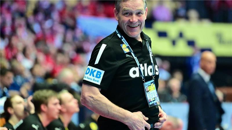 Matchball fürs Halbfinale: Besteht Wolff in der roten Hölle? Andreas Wolffs Leistung ringt sogar Bundestrainer Alfred Gislason ein Lachen ab.