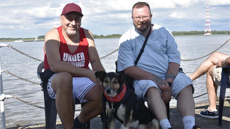 Kaffeeklappe an der Elbe: Hier fühlen sich Mensch und Tier pudelwohl Andreas und Daniel Seibert-Wussow mit Hündin Elsa an ihrem Lieblingsplatz.