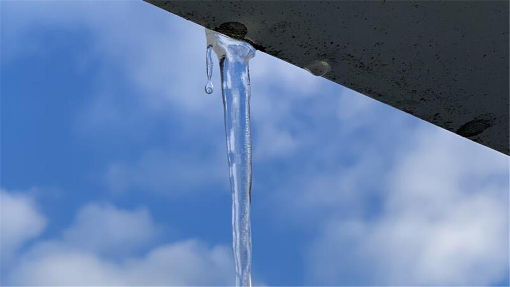 Andreas und Juliane Banse hatten diesen Eiszapfen an ihrem Fenster hängen. Als s...