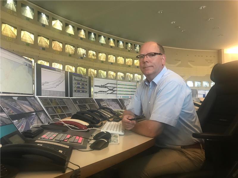Andree Poggendorf ist Leiter der Tunnelzentrale. Das Bild zeigt ihn im Lageraum. Foto Sonnleitner