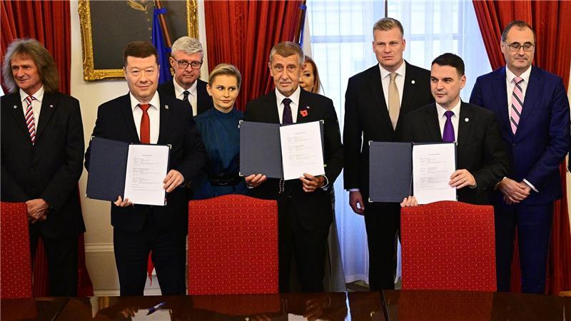Andrej Babis (M), tschechischer Milliardär und Gründer der Partei ANO, stellt mit den Vorsitzenden der ultrarechten Freiheit und direkte Demokratie (SPD) und der Autofahrerpartei Motoristen einen Koalitionsvertrag vor.