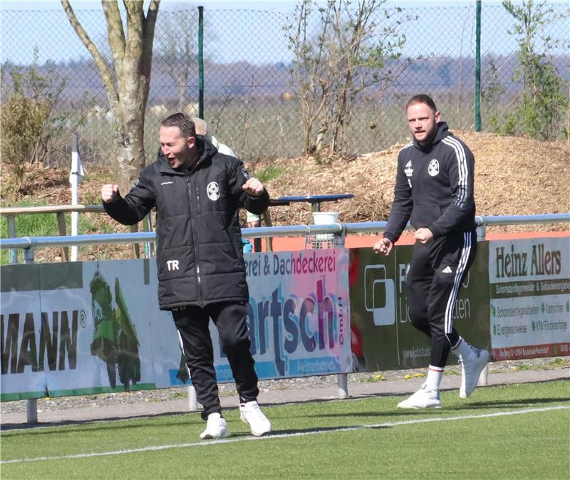 Andrej Justus und Andre Schröder vertraten Jorks Trainer Max Frank an der Außenlinie. Die Aushilfen durften in Hedendorf einen überraschenden und glücklichen 2:1-Sieg feiern.