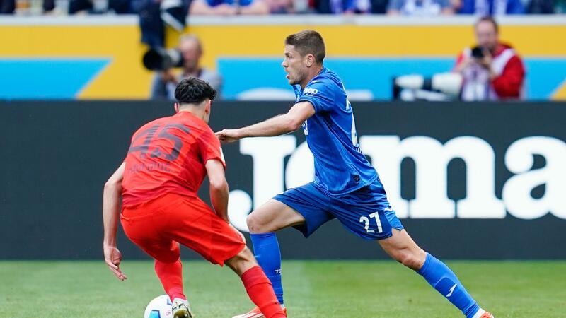 Bitterer Abschied für Tuchel - Neuer fordert Neustart Andrej Kramaric (r.) geht an Bayerns Aleksandar Pavlovic vorbei.