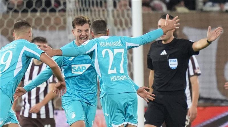 St. Pauli verliert zu Hause gegen Hoffenheim – Krise spitzt sich zu Andrej Kramaric (vorne, 1899 Hoffenheim) jubelt nach seinem Treffer zum 2:0.