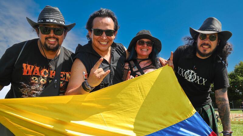 Andrés Urbano (zweiter von links) und seine Freunde aus Kolumbien feiern auf dem Wacken Open Air.