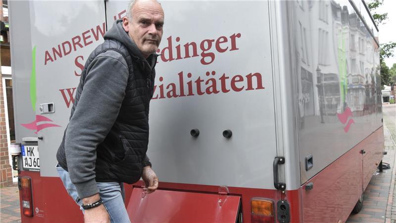 Andrew Jesse steht mit seinem Wagen „Schnerverdinger Wurstspezialitäten“ gegenüber vom Rathaus.