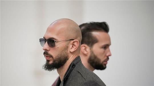 Andrew Tate (l) und seinem Bruder Tristan wird vorgeworfen, junge Frauen sexuell ausgebeutet zu haben.