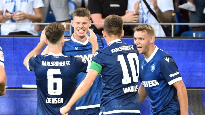 Hunziker kommt und trifft: KSC schlägt Elversberg Andrin Hunziker (2. v. l.) führte den Karlsruher SC zu einem hart erkämpften Sieg gegen die SV Elversberg.