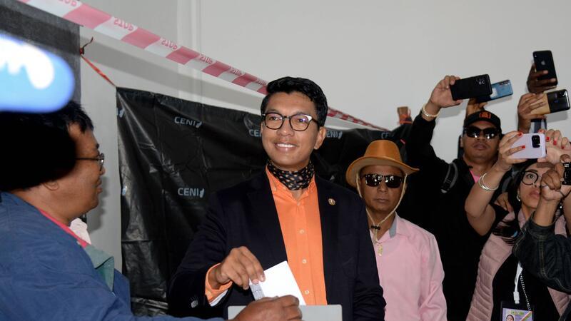 Rajoelina in Madagaskar zum Präsidenten wiedergewählt Andry Rajoelina vergangene Woche während seiner Stimmabgabe in einem Wahllokal ab.