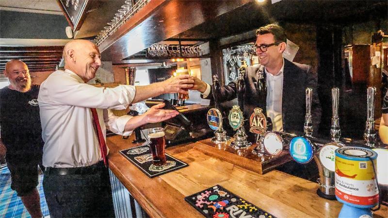 Andy Burnham besuchte in seiner ersten Woche einen Pub.