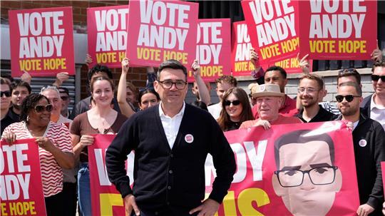 Andy Burnham hat die Nachwahl im Kreis Makerfield gewonnen. 