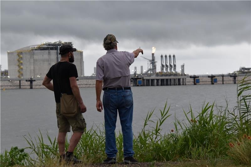 Andy Gheorghiu (links) lässt sich von Anwohner John Allaire das Calcasieu Pass LNG-Terminal in Louisiana zeigen. Foto: Constantin Zerger, Deutsche Umwelthilfe