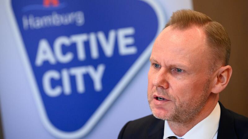 Hamburgs Senator Grote: Olympia mit Berlin „faszinierend“ Andy Grote (SPD), Senator der Behörde für Inneres und Sport in Hamburg, spricht bei einem Pressegespräch vor der Außerordentlichen Sportministerkonferenz im Hotel Le Meridién an der Alster zu Journalisten.