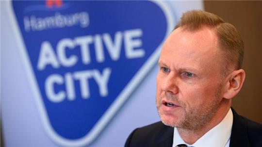 Andy Grote (SPD), Senator der Behörde für Inneres und Sport in Hamburg, spricht bei einem Pressegespräch vor der Außerordentlichen Sportministerkonferenz im Hotel Le Meridién an der Alster zu Journalisten.