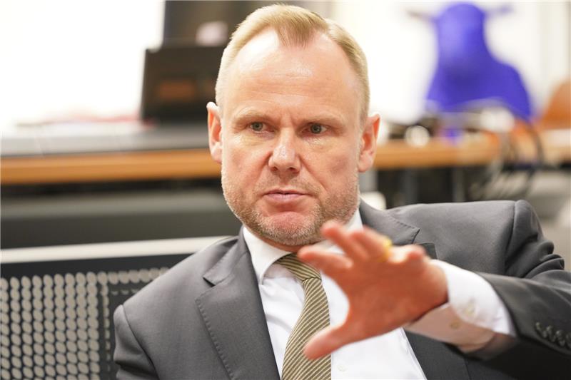 Andy Grote (SPD), Senator für Inneres und Sport in Hamburg, gibt in seinem Büro in der Innenbehörde ein Inteview. Foto: Marcus Brandt/dpa