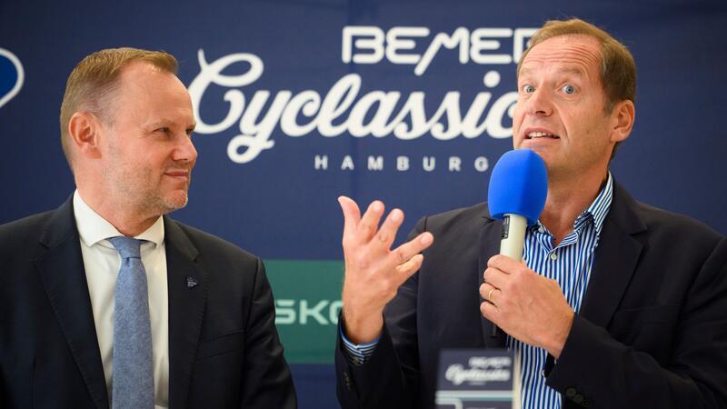 Andy Grote (SPD, l), Hamburgs Senator für Inneres und Sport, und Aso-Chef Christian Prudhomme vor den Hamburger Cyclassics. 