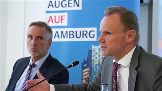 Andy Grote (r, SPD), Senator für Inneres und Sport, und Torsten Voß, Leiter des Landesamtes für Verfassungsschutz, stellen am 04.07.2022 den Verfassungsschutzbericht für 2021 vor.