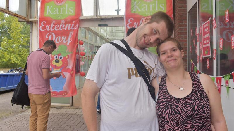 Andy und Katrin Schrot würden gern an den Karussells und in der Gastronomie von Karls Erlebnis-Dorf Loxstedt arbeiten.