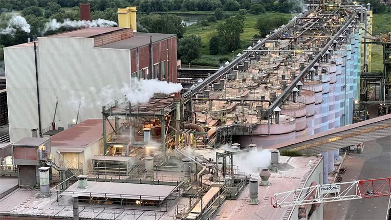 AOS im Stader Chemiepark: Der Betrieb, der niemals schläft Aneinandergereiht: die Filteranlagen der AOS.