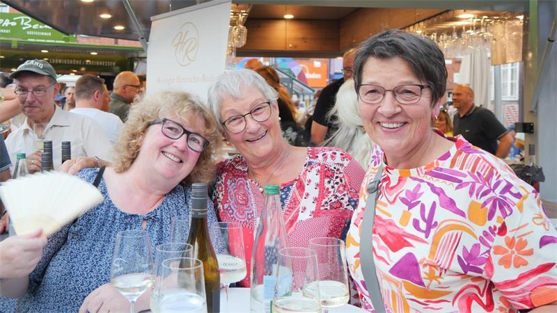 Anette, Hermine und Karin gehören ebenfalls zu der gut gelaunten Gruppe aus Moisburg. Sie genießen bei bestem Wetter am liebsten Grauburgunder. Beim Weinfest sind sie jedes Jahr dabei und freuen sich über die entspannte Atmosphäre.