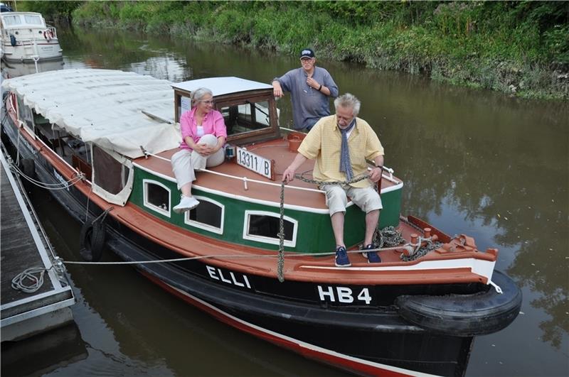 Anette Stranghöner, Wilfried Runge und Peter Dankers kümmern sich um Fahrten mit der Barkasse Elli, die auch mal im Steinkirchener Hafen liegt.