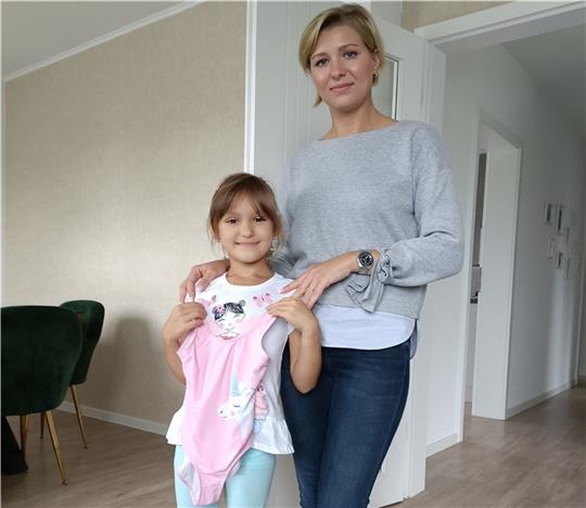 Anfängerkurs abgebrochen: Katharina Eling und Tochter Ksenia sitzen erstmal auf dem Trockenen. Foto: Bisping