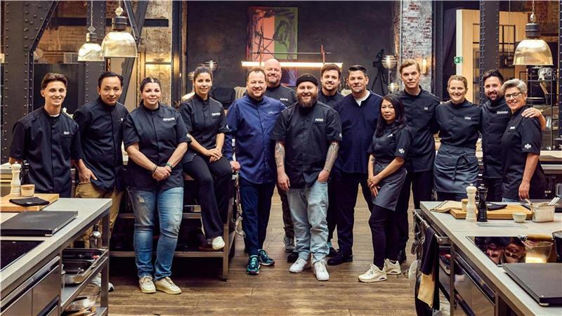 „Ruppiger Ton“: Koch aus Scheeßel gewinnt TV-Show „Mälzers Meisterklasse“ Anfänglich war die Konkurrenz noch groß, im Finale kocht Zitterbart (Mitte) gegen zwei Kontrahenten.