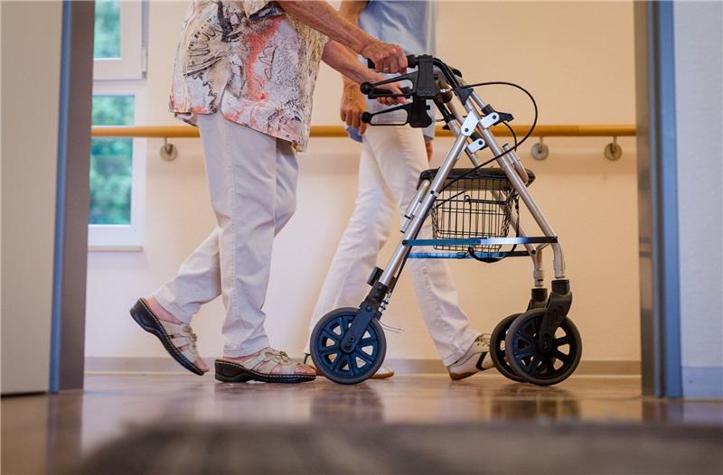 Politik will den Pflegeplatz für alle – Das hat Folgen Anfang 2022 eingeführte Entlastungszuschläge für Pflegeheimbwohnerinnen und -bewohner sollen zum 1. Januar 2024 erhöht werden. Foto: dpa