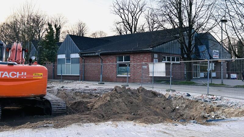 Anfang April bereits war der Abrissbagger angerückt und hatte Platz für den Neubau einer Apotheke und Arztpraxis in der Bahnhofstraße gemacht. Seither hat sich auf dem Grundstück nichts getan. Investor Hans-Martin Schulze hofft auf einen Baubeginn im kommenden Jahr.