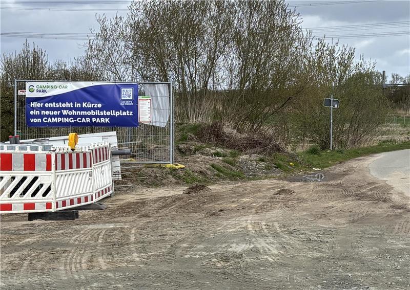 Baustopp! Wohnmobilstellplatz in Horneburg verzögert sich weiter Anfang April hing noch ein Werbebanner der Betreiberfirma an der Baustelle. Dieses fehlt seit einigen Wochen.
