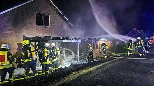 Anfang August brannten an der Mühlenbergstraße in Hemmoor Carport und Auto. Die Flammen griffen auf ein Zweifamilienhaus über. Eine Frau wurde ins Krankenhaus eingeliefert.