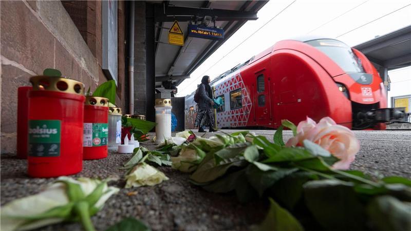 Anfang Februar war ein 36 Jahre alter Zugbegleiter bei einer Ticketkontrolle angegriffen und tödlich verletzt worden. (Archivbild)