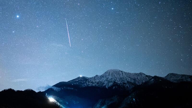 Sternschnuppen am Maihimmel: Die Eta-Aquariiden kommen Anfang Mai kann man Sternschnuppen am Nachthimmel beobachten.