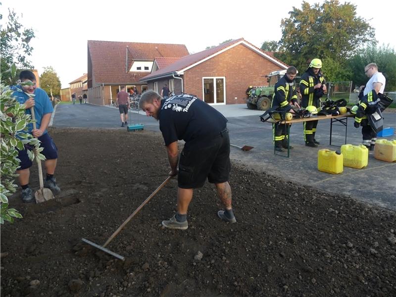 Immense Eigenleistung sorgt für Endspurt beim Feuerwehrgerätehaus in Hüll Anfang der Woche bereiteten die Aktiven den Boden für die Rasenfläche hinter dem Anbau vor. 15 Parkplatze gibt es hier nun.