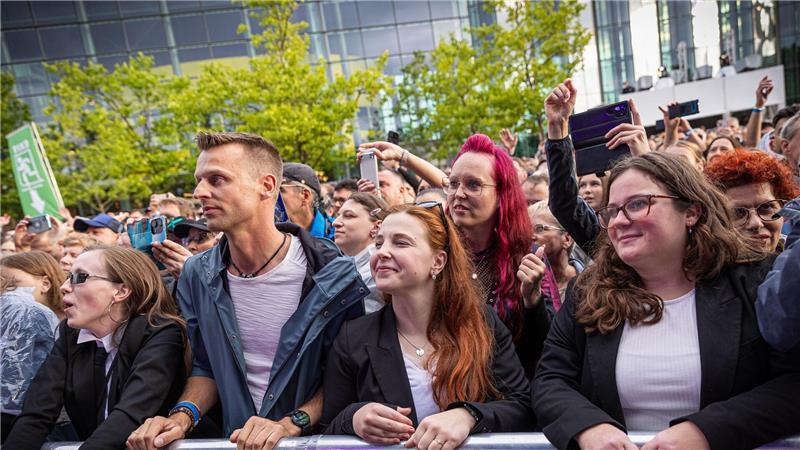Anfangs Sonne, später Regen – die Fans in Wolfsburg ließen sich die Stimmung nicht verderben.