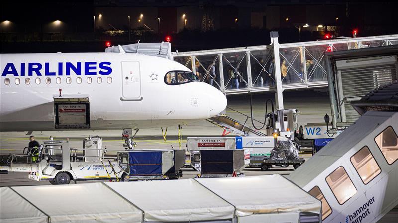 Keine Aufnahme für Afghanen auf Menschenrechtsliste Anfangs buchte die schwarz-rote Bundesregierung nur Plätze auf Linienflügen für die Afghaninnen und Afghanen. Inzwischen werden auch Charterflugzeuge eingesetzt. (Archivfoto)