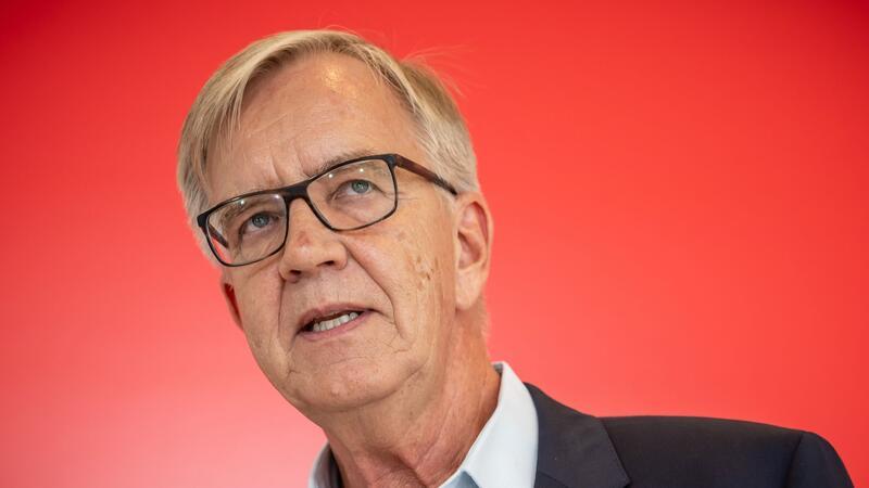 Bartsch sieht Oppositionsarbeit der Linken gefährdet Anfragen im Bundestag sind nach Dietmar Bartschs Worten „eines der wirksamsten Mittel der Oppositionsarbeit“.