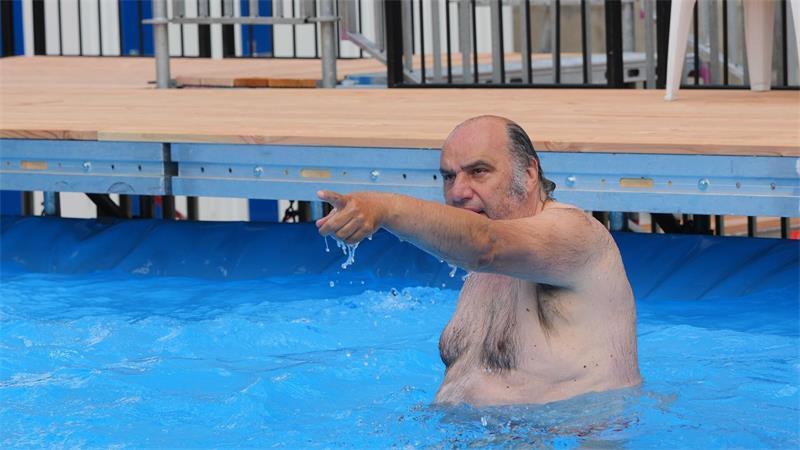 Planschen fürs Volk: Berliner Volksbühne wird zum Freibad Angebadet hat Lilienthal auch schon.