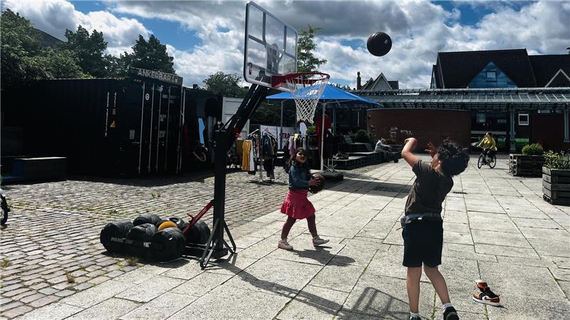 Angebote des Ankerplatzes: Basketball spielen und der Secondhand-Laden dahinter.