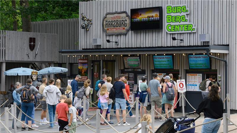 Urlaubsregionen trotz verhaltenem Start mit Sommer zufrieden Angebote in geschlossenen Räumen wie etwa das Burgberg-Center in Bad Harzburg haben von dem durchwachsenen Wetter profitiert. (Archivbild)