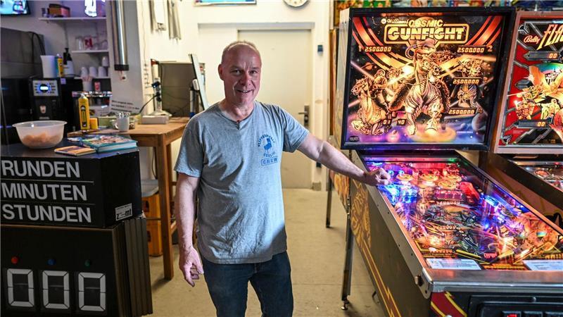 Das Comeback der Flipper-Automaten „Angefangen zu flippern habe ich mit 15, aufgehört mit 16 – die Arbeit war wichtiger“, erzählt der 59-jährige Elektromeister. Doch die Faszination ließ ihn nie los.